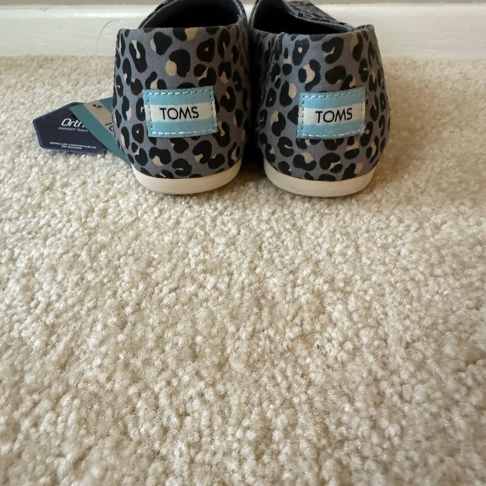 NWT TOMS Women’s Gray and Black Animal Print Slip-Ons Size 8 - Picture 4 of 8